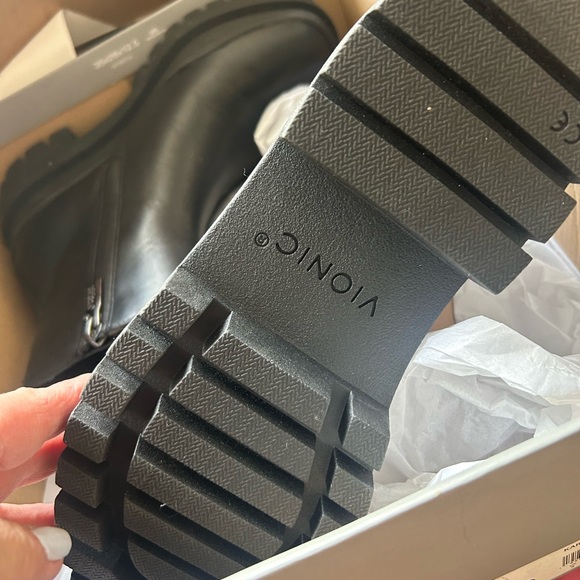 Vionic boots - Picture 3 of 4